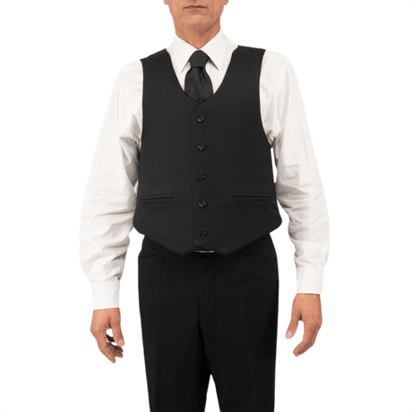 Mand iført Anorak Topaz® VIP I Stiksikker Vest, stilfuld design som ligner en almindelig jakkesætsvest, giver omfattende beskyttelse.