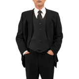 Mand iført sort jakkesæt med Anorak VIP I Cover vest til kropsdækning