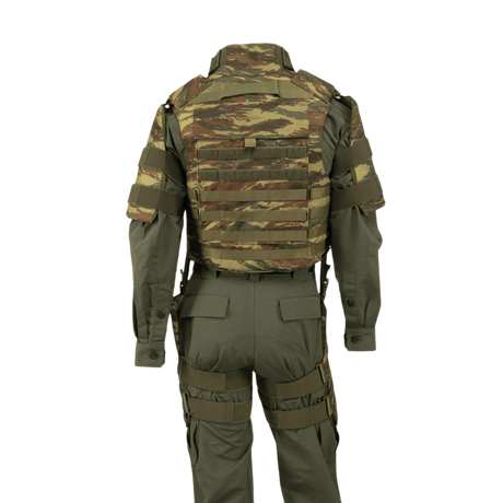 Anorak Chromium® Tactical II – fuldt sæt, body armor vest med maksimal IIIA-beskyttelse, set bagfra i camouflage design.