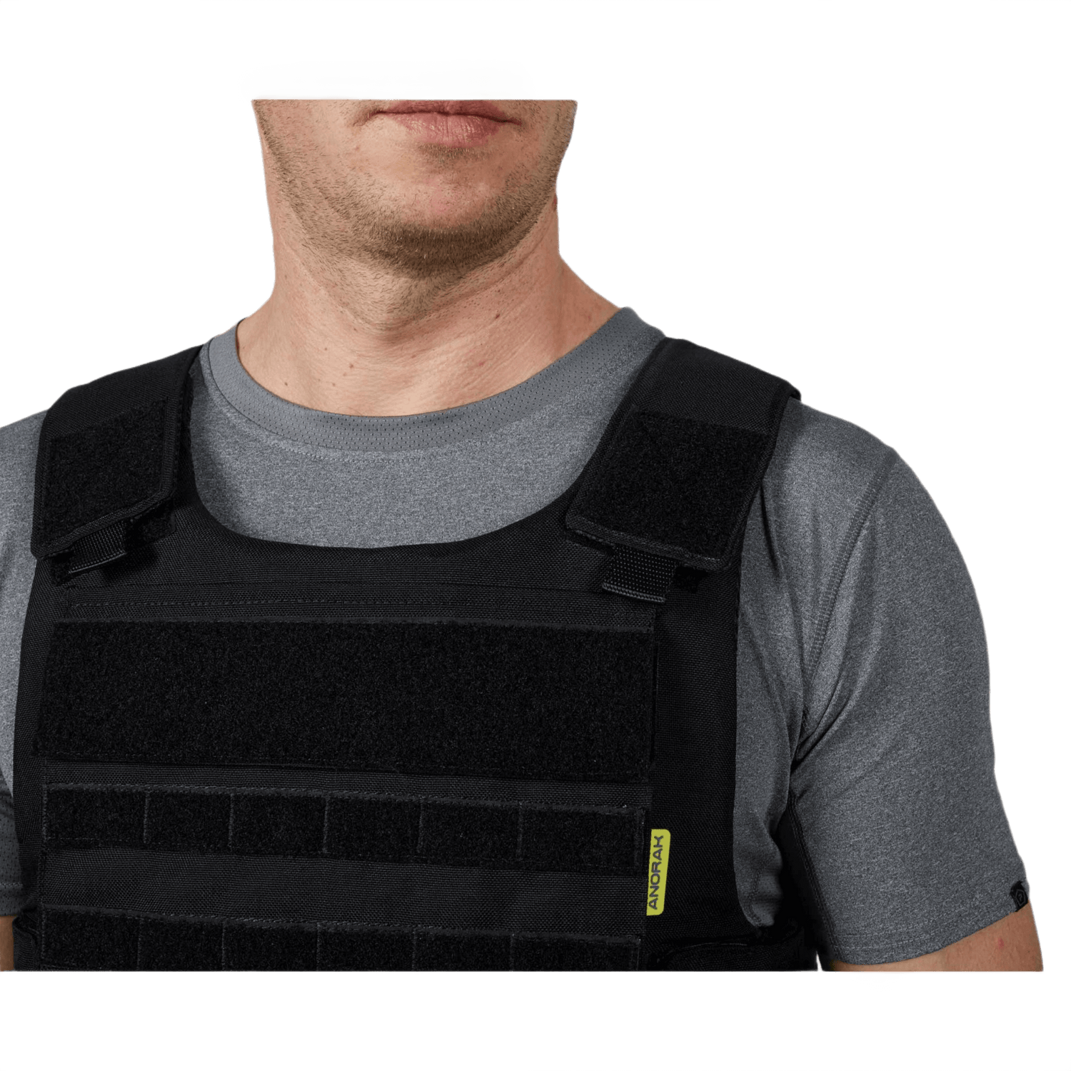 Mand iført Anorak Chromium® Tactical I Skudsikker Vest med ergonomisk IIIA-beskyttelse og antibakterielle egenskaber.