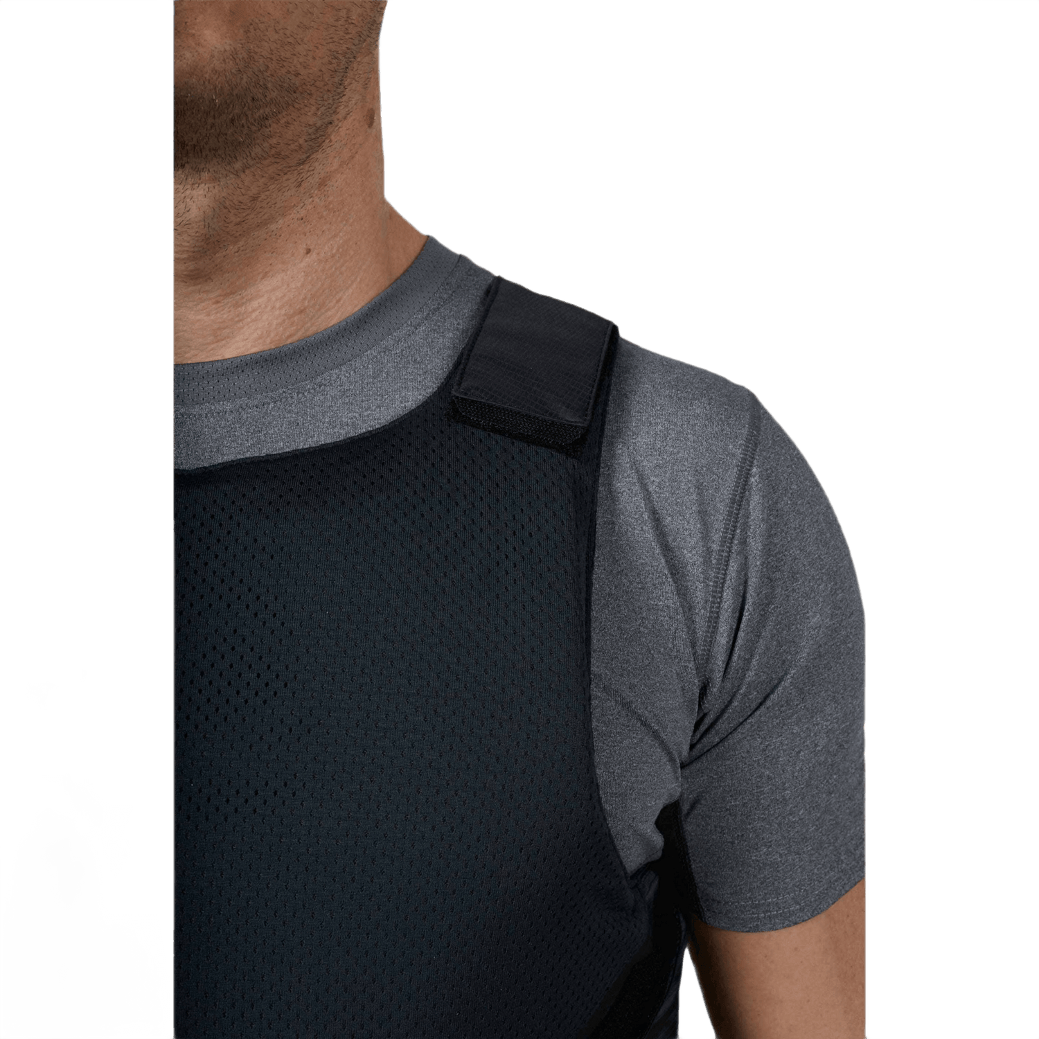 Anorak Concealable I Cover under grå T-shirt, viser lav profil og justerbart skuldersystem.