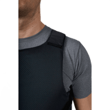 Anorak Concealable I Cover under grå T-shirt, viser lav profil og justerbart skuldersystem.