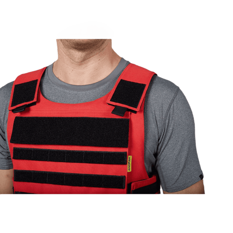 Anorak Instructor I Cover bæres af en person, fremhæver det ergonomiske design og 360° PALS webbing for optimal funktionalitet.