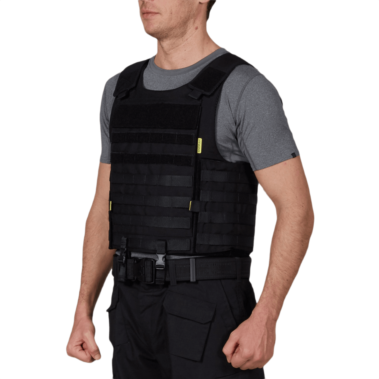 Mand iført Anorak Rhodium® Tactical I Stik & Skudsikker Vest, der tilbyder NIJ 0101.06 niveau IIIA beskyttelse.