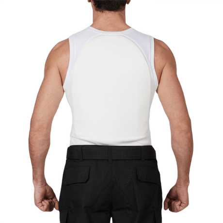 En person, der bærer Anorak Rhodium® Undershirt I for maksimal IIIA-beskyttelse og høj skjulbarhed.