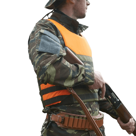 Jæger iført camouflage med Anorak Shield I Cover sikkerhedsvest i orange.