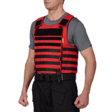 Mand iført Anorak Chromium® Instructor I Skudsikker Vest i rød, designet til maksimal IIIA-beskyttelse og komfort, ideel til sikkerhedspersonale.