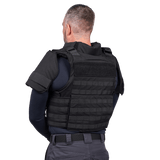 Mand iført Elite Armor Combat skudsikkervest, set bagfra