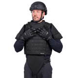 Mand iført Elite Armor Combat skudsikkervest, set forfra med fokus på performance snitsikre handsker