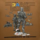Illustration af soldater med våben i futuristisk garderobe foran tekst 'COME TO THE DARK SIDE'. Undertekst: 'DOMINATE OR DIE'. Robot og flag i baggrunden.