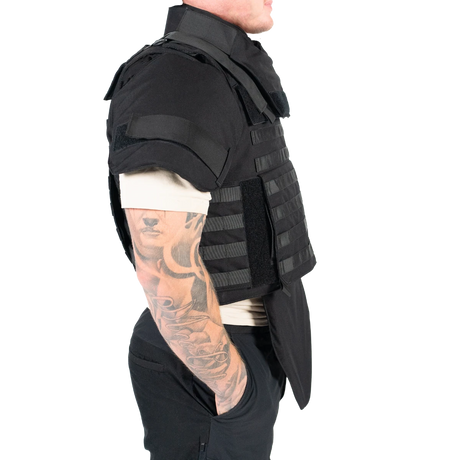 Elite Armor Combat Vest set fra siden på model