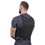 Person iført Elite Armor Impact Skudsikker Vest set bagfra, viser vestens komfortable design og pålidelig beskyttelse.