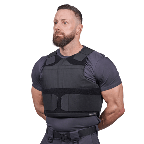 Mand iført Elite Armor Impact stik og skudsikker vest - set forfra i vinkel