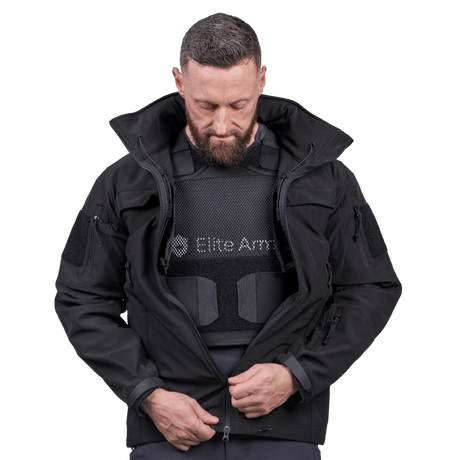 Mand iført Elite Armor RX2 stik- og skudsikker vest set forfra med jakke over