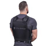 Mand iført Elite Armors RX2 stik- og skudsikker vest set bagfra