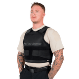 Elite Armor RX2 Stik & Skudsikker Vest – mand med vest, stående i vinkel