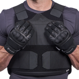 Detaljebillede med Elite Armor Impact vesten og performance Snitsikre Handsker