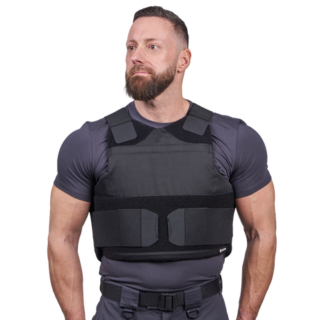 Mand iført Elite Armor Impact stik og skudsikker vest - set forfra