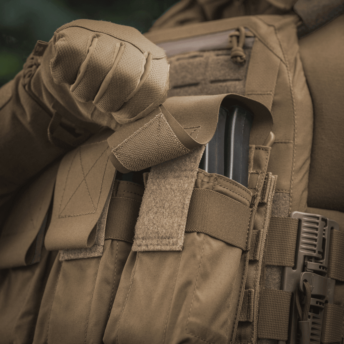 M-Tac taske til 2 magasiner lavet af slidstærkt Cordura-materiale med høj densitet, der er ideel til taktisk brug.