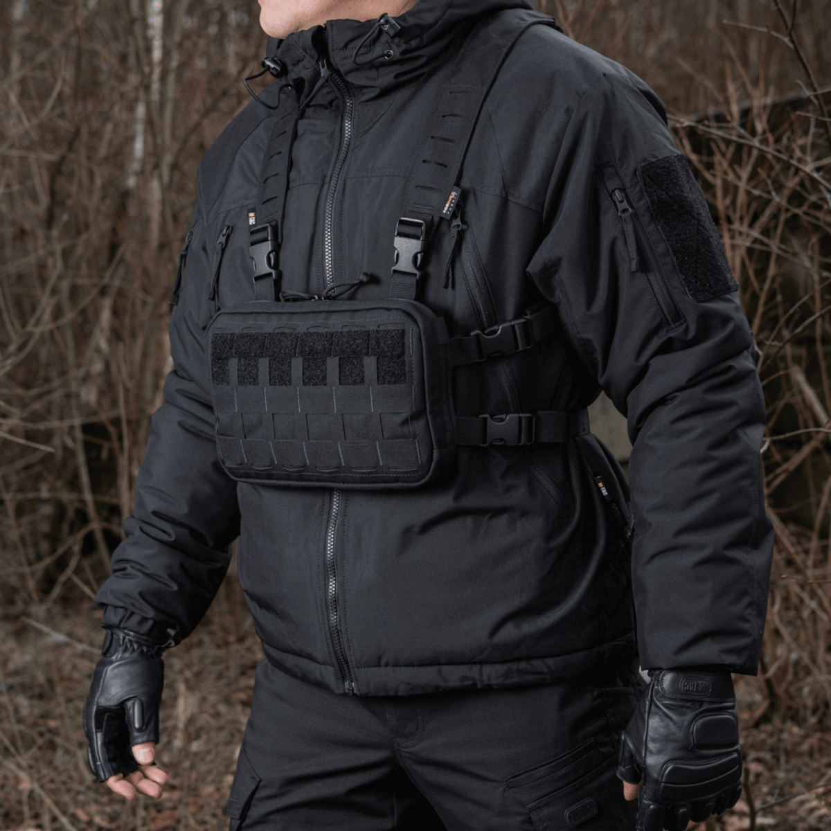 M-Tac Chest Rig Elite i brug, alsidig brysttaske med MOLLE panel og H-sele, ideel til taktisk brug og EDC, set udendørs.
