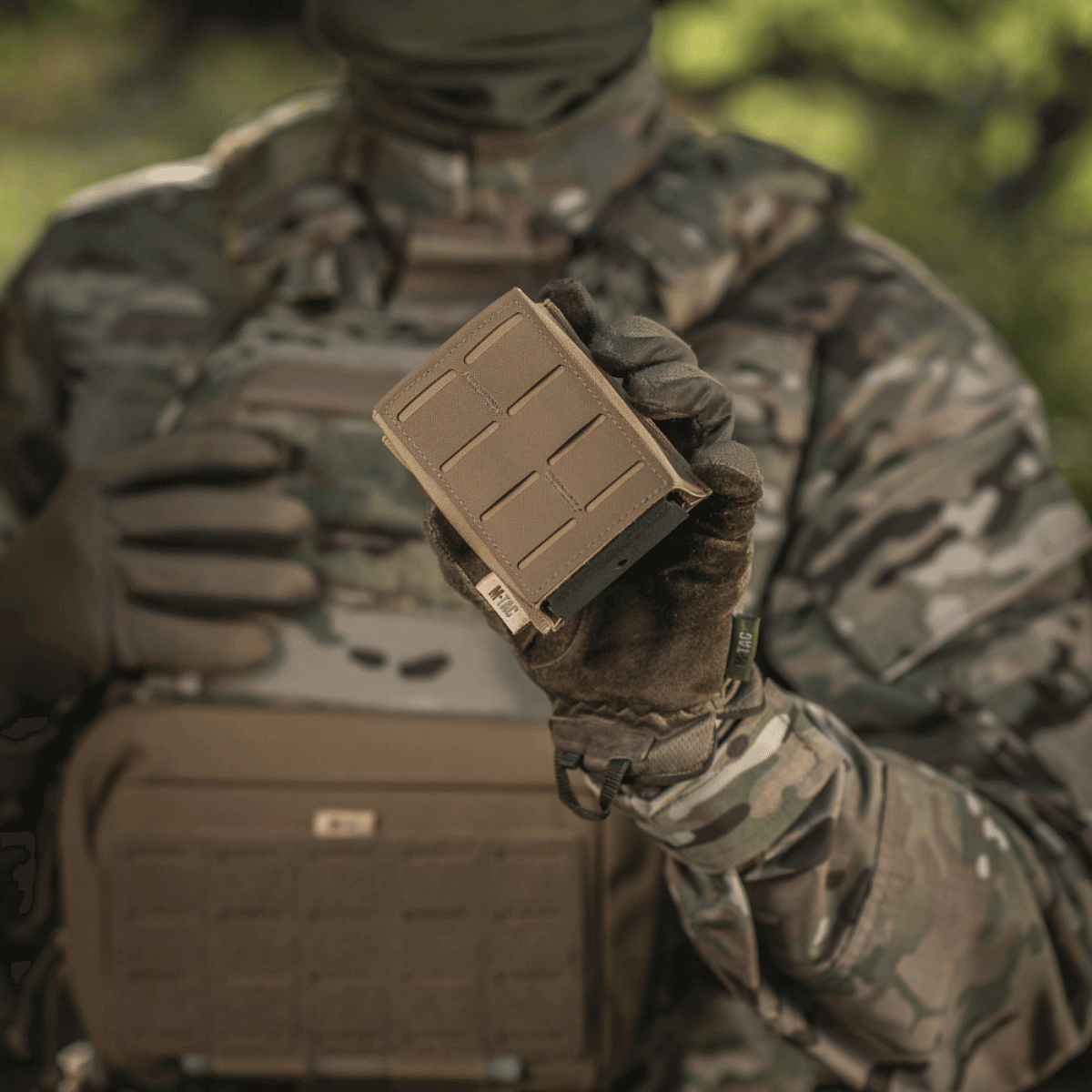M-Tac Magasinlomme med Elastik (10 cm) Laser Cut holdt af soldat i camouflage.