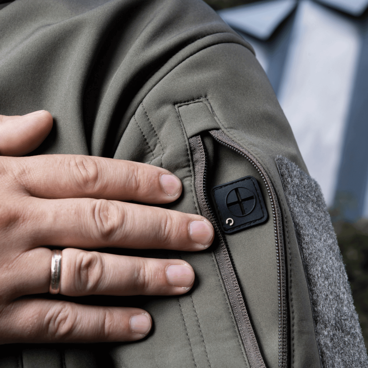 M-Tac Soft Shell Jakke med lynlåslomme og holdbart design til beskyttelse mod dårligt vejr i tæt syning.