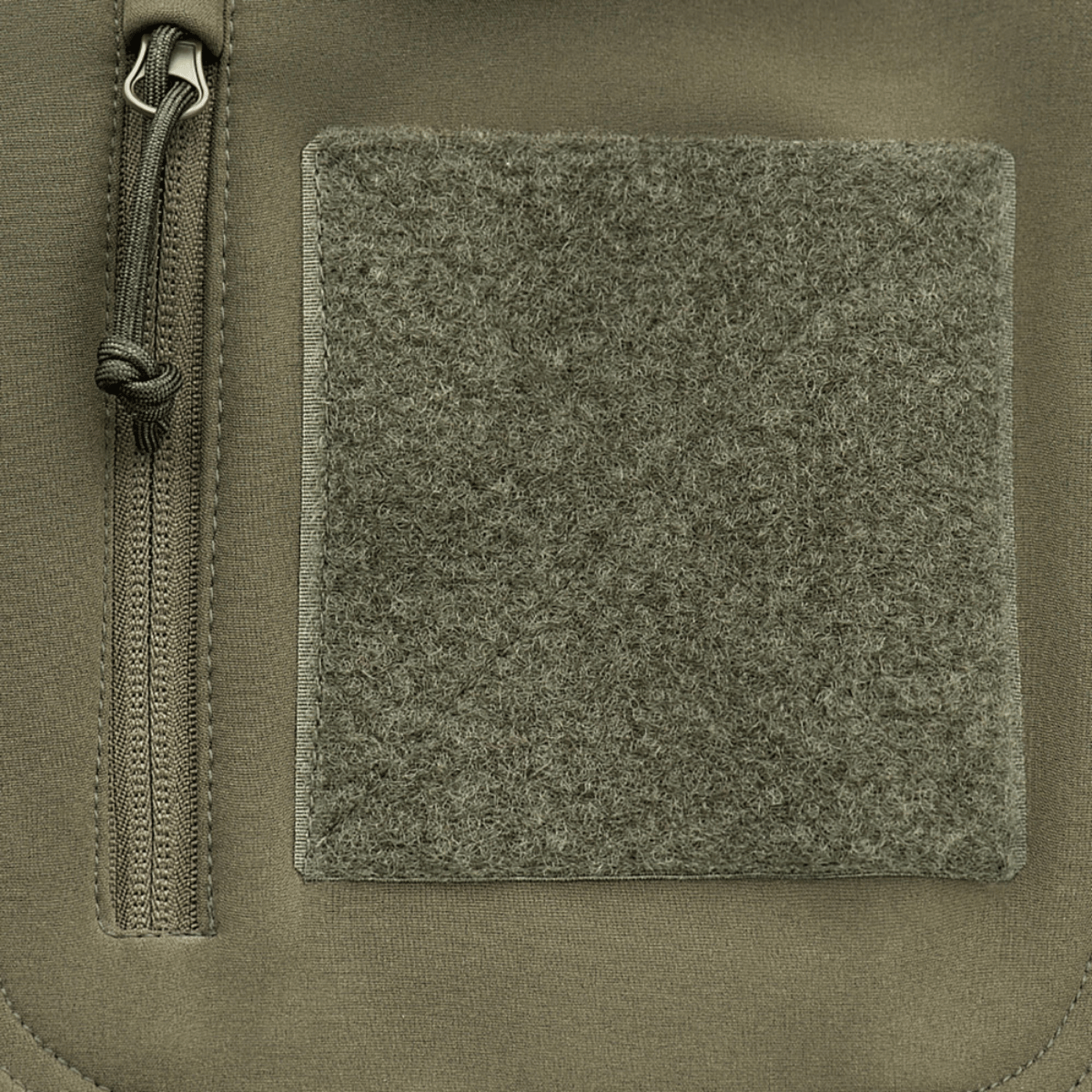 Detalje af M-Tac Soft Shell Police Jakke med identifikationspanel og lynlås.