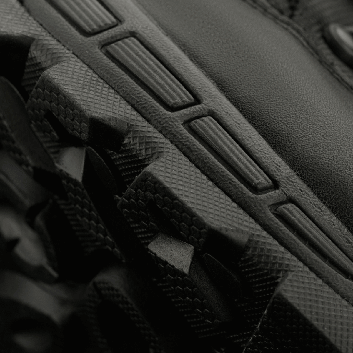 Nærbillede af sålen på M-Tac Vinter Taktiske Støvler Thinsulate, der fremhæver det robuste greb til vinterforhold.