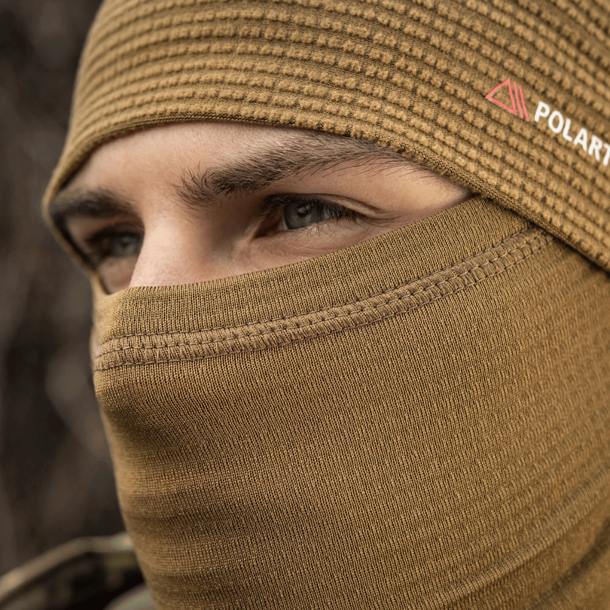 Mand iført M-Tac Tube Scarf Polartec Power Grid som ansigtsmaske, ideel til beskyttelse mod vind og kulde.