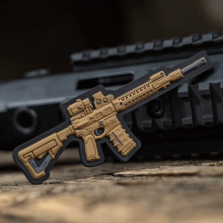 M-Tac AR-15 3D PVC Patch taktisk morale patch med Velcro til fastgørelse på tøj, rygsæk eller udstyr, slidstærkt 3D design af AR-15 i PVC.