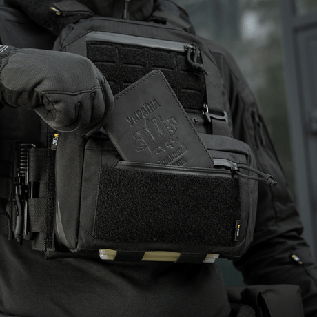 M-Tac Admin Pouch Large Elite Gen.II i brug med pas i frontlomme, viser robusthed og praktisk design til personlige ejendele.