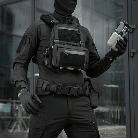 M-Tac Admin Pouch Large Elite Gen.II monteret på taktisk vest i bymiljø