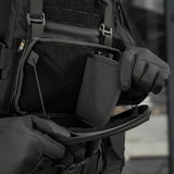 Person åbner M-Tac Admin Pouch Large Elite Gen.II med et stort rum til opbevaring af gear, fremstillet af robust Cordura 500D.