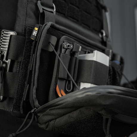 M-Tac Admin Pouch Large Elite Gen.II åben med forskellige opbevarede genstande, lavet af Cordura 500D med AquaGuard lynlås og velcro.