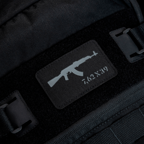 M-Tac AKM 7,62x39 Laser Cut Patch fastgjort på sort rygsæk med Velcro.