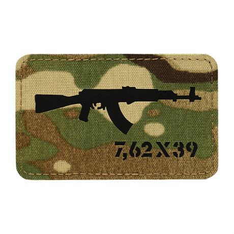 M-Tac AKM 7,62x39 Laser Cut Patch med camouflagebaggrund og AKM-symbol, til taktisk brug med Velcro fastgørelse, slidstærkt Cordura 500D materiale.