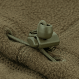 Detalje af justerbar snøre på M-Tac Anatomisk Snood Justerbar Elite Fleece (320 g/m²), viser robust grønt design.