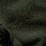 Nærbillede af M-Tac Anatomisk Snood Justerbar Elite Fleece (320 g/m²) detaljer i blødt grønt fleece med syninger.