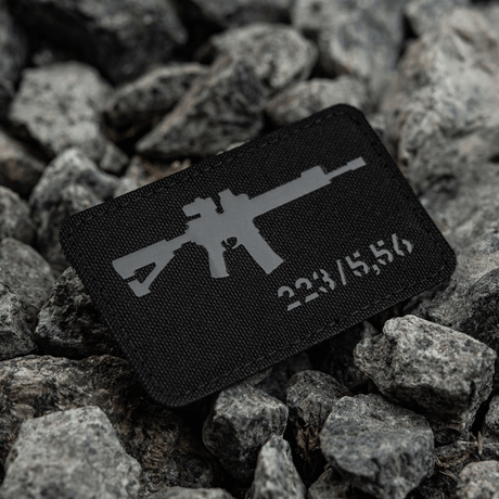 M-Tac AR-15 223/5,56 Laser Cut Patch med Velcro fastholdelse, Cordura 500D materiale, designet til taktisk brug, placeret på klipper.