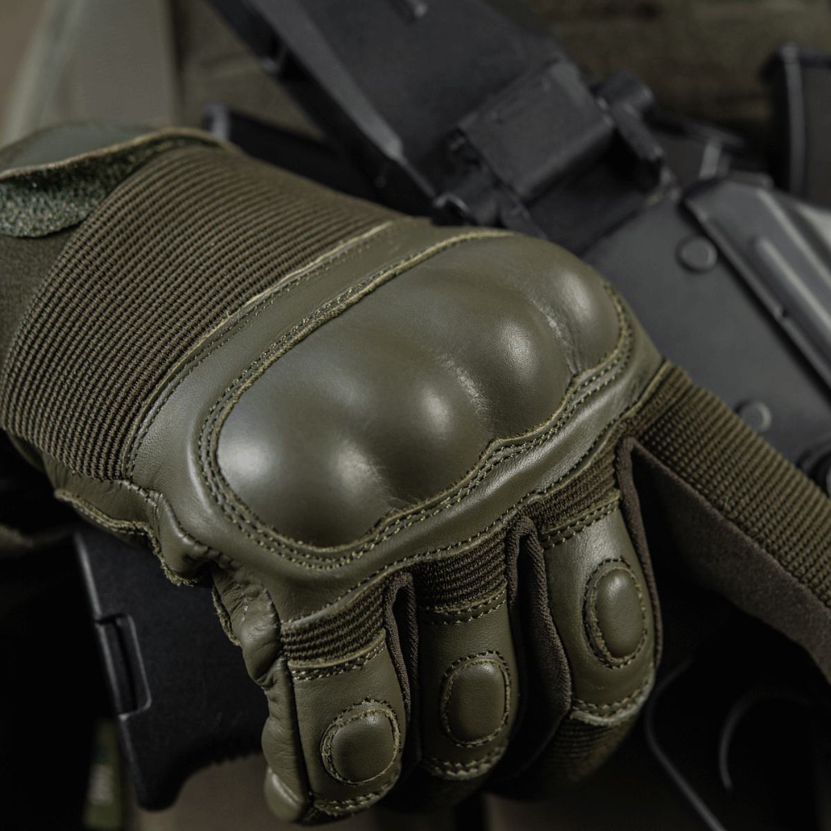 M-Tac Handsker Assault Tactical Mk.4 i brug med dæmpende pads og forstærket læderhåndflade, non-slip greb.