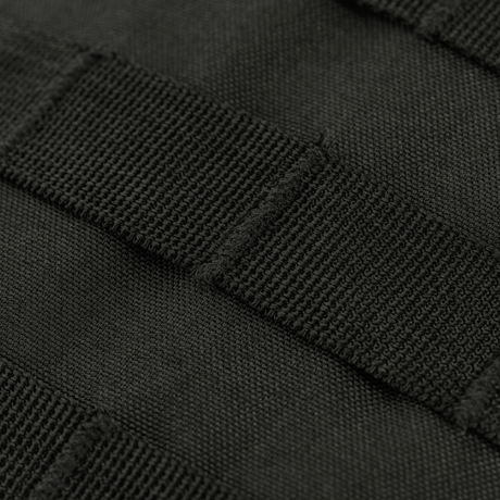 Detaljeret billede af M-Tac Assistant Taske med MOLLE-paneler til ekstra udstyr. Kompakt enkeltsele-rygsæk i robust 600D materiale.