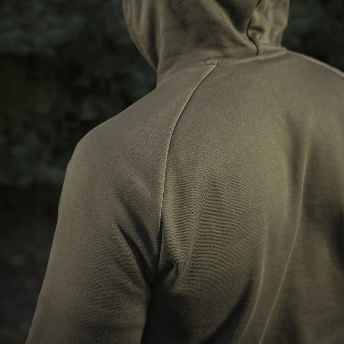 M-Tac Cotton Raglan Hard Hoodie i olivengrøn med raglanærmer, set bagfra, fremhæver komfortabel bomuldsmateriale.