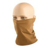 Mannequin iført en M-Tac Bomuld Tube Scarf i beige, multifunktionelt tilbehør til aktiv fritid og taktisk brug, lavet af 100% bomuld.