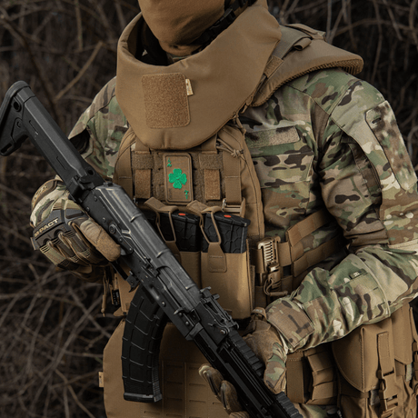 Taktisk udstyr med M-Tac Patch Lucky Card (Broderi) med kløverblad på en kampuniform. Holdbart, broderet Cordura 500D patch.