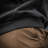 Nærbillede af M-Tac Cotton Raglan Hard Hoodie med brun kængurulomme, der viser tekstur og kvalitet af materialet.