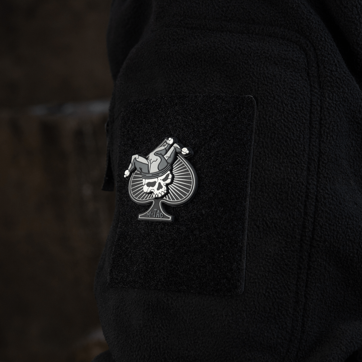 M-Tac Ace of Spades 3D PVC Patch fastgjort på sort jakke med Velcro, taktisk morale patch til militær og outdoor-aktiviteter.