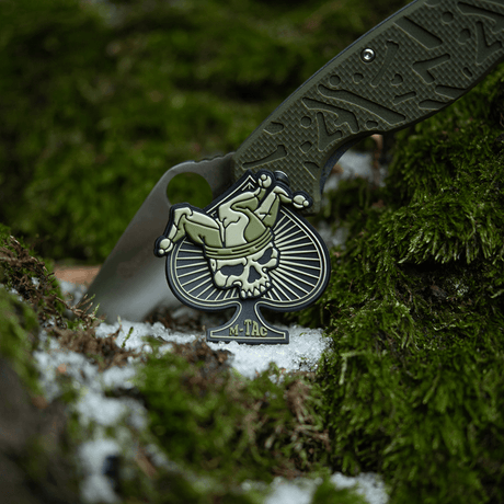 M-Tac Ace of Spades 3D PVC Patch med velcro på mos i naturen. Taktisk morale patch til militær, airsoft og outdoor brug.