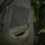 M-Tac Ace of Spades 3D PVC Patch fastgjort på en grå jakke med Velcro