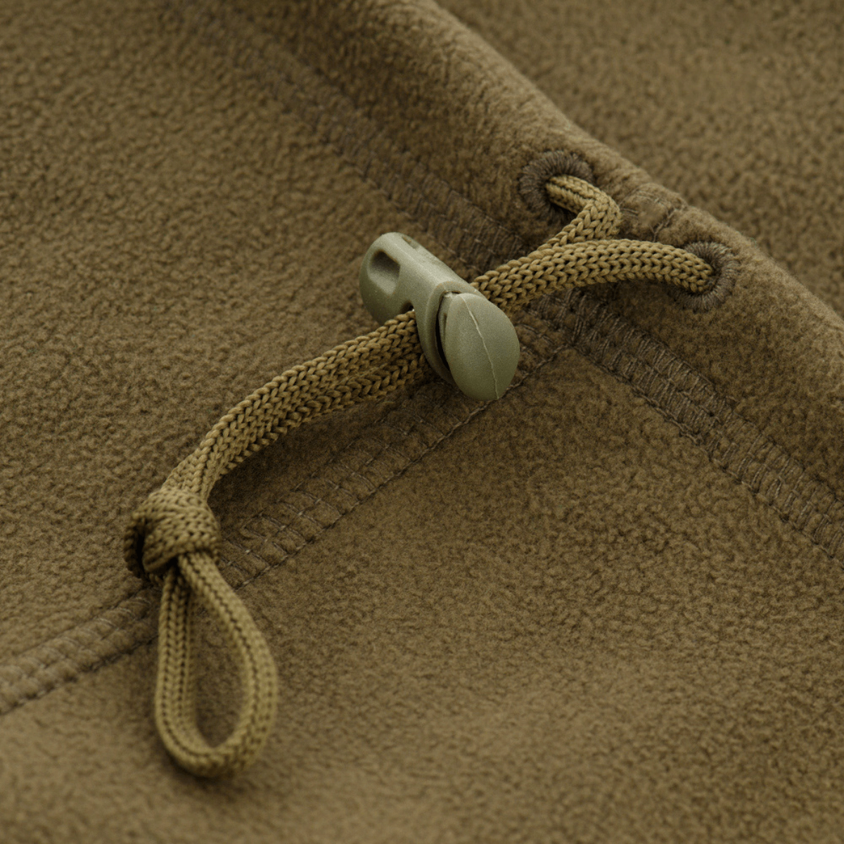 M-Tac Fleece Neck Gaiter med Snor i brun, detaljeret visning med justerbar snor for tilpasning i koldt vejr.