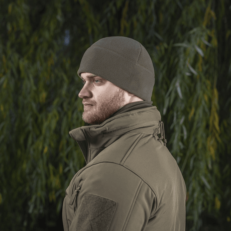 M-Tac Fleece Polartec Watch Cap i brug, en varm hue til udendørs aktiviteter i køligt vejr, beskytter mod kulde og vind, slidstærkt materiale.